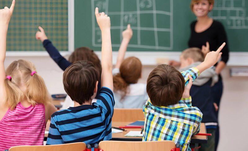 Οι δάσκαλοι παρατήρησαν ότι ένα 9χρονο αγόρι έσκαβε τη γη κάθε μέρα και έκρυβε κάτι: όλοι έμειναν σοκαρισμένοι όταν έμαθαν τι έκρυβε