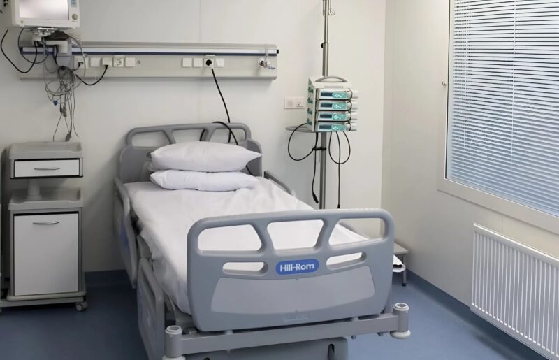 Μια ηλικιωμένη γυναίκα περνούσε τις τελευταίες της ώρες, και δίπλα της ήταν μόνο μια νεαρή νοσοκόμα, όταν ξαφνικά παρατήρησε κάτι αναπάντεχο