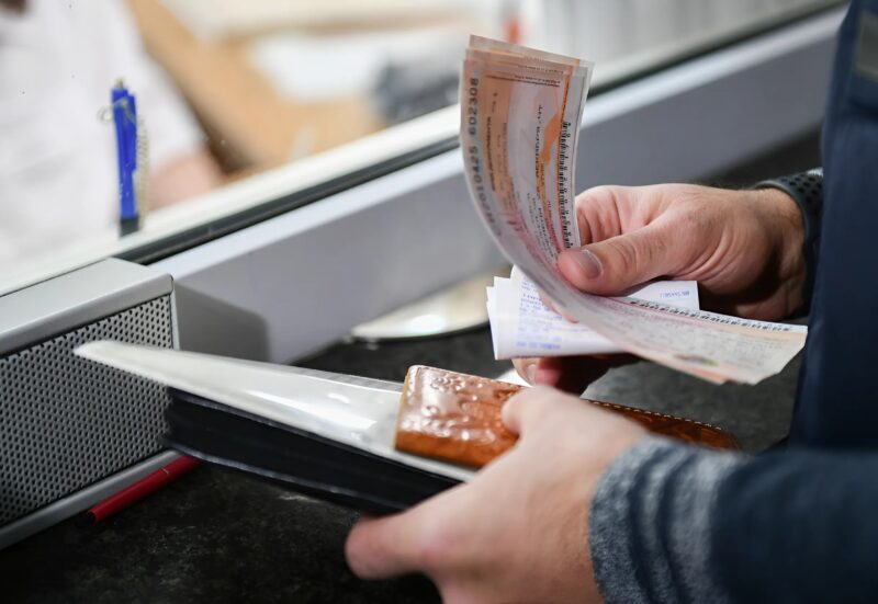 Αρνήθηκα να παραχωρήσω τη θέση μου σε ένα ηλικιωμένο ζευγάρι: ένα λεπτό αργότερα κάλεσαν τον ελεγκτή και το μετάνιωσαν πικρά
