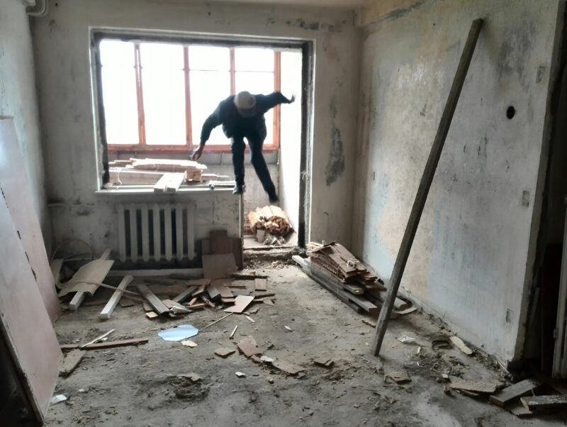 Στο σούπερ μάρκετ πρόσεξα μια ηλικιωμένη γυναίκα: Αποφάσισα να της αγοράσω τρόφιμα και να τη μεταφέρω στο σπίτι, αλλά αυτό που είδα στο διαμέρισμά της ήταν φρικτό