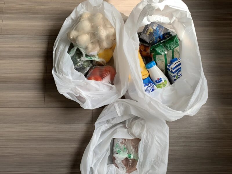 Στο σούπερ μάρκετ πρόσεξα μια ηλικιωμένη γυναίκα: Αποφάσισα να της αγοράσω τρόφιμα και να τη μεταφέρω στο σπίτι, αλλά αυτό που είδα στο διαμέρισμά της ήταν φρικτό
