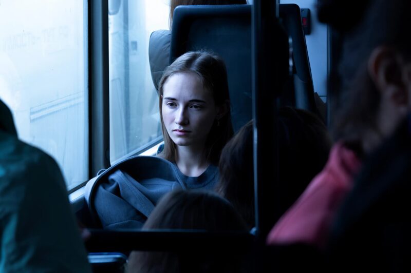Μια ηλικιωμένη γυναίκα στο λεωφορείο άρχισε να φωνάζει σε ένα νεαρό κορίτσι και να προσβάλλει τους γονείς της, αλλά τότε το κορίτσι έκανε κάτι απρόσμενο