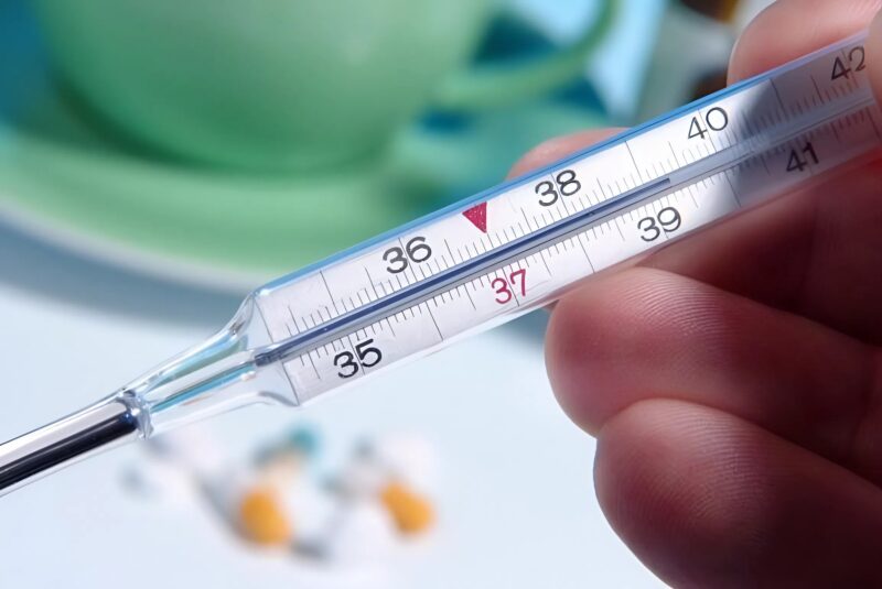 Κοιμόμουν με πυρετό 39,5, όταν η πεθερά μου με περιέλουσε με κρύο νερό και μου διέταξε να σηκωθώ για να υποδεχτώ τους καλεσμένους – και τότε έκανα αυτό…