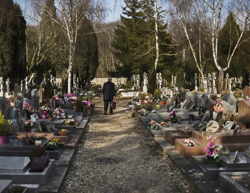 Κατά τη διάρκεια της κηδείας του γιου της, η μητέρα πήρε ένα τσεκούρι και χτύπησε πολλές φορές το καπάκι του φέρετρου: όταν το καπάκι έσπασε, οι άνθρωποι είδαν κάτι φρικτό