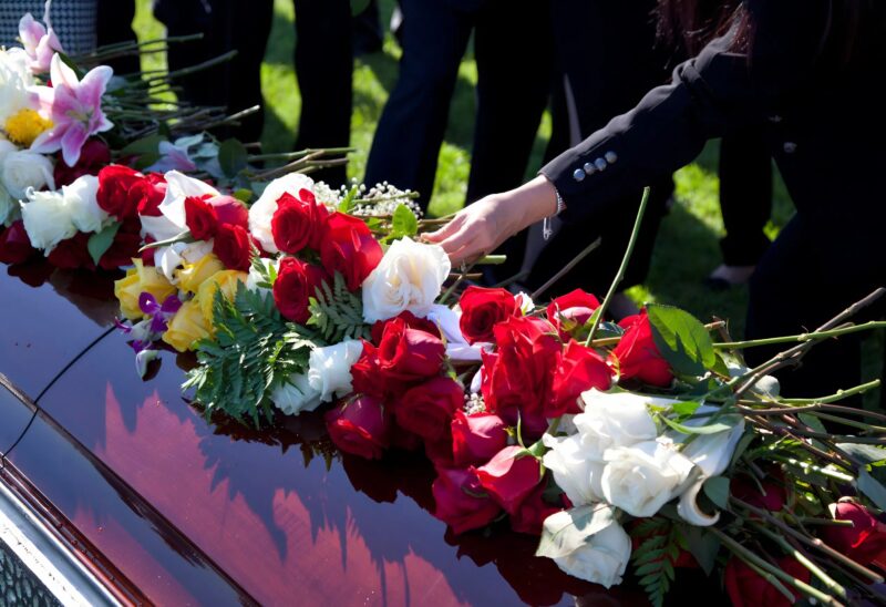 Στην κηδεία του πατέρα, το κοριτσάκι ψιθύρισε ξαφνικά ότι ο πατέρας της ήταν ζωντανός: Όλοι νόμιζαν ότι απλώς θρηνούσε, μέχρι που είδαν αυτό…
