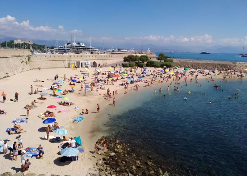 Στην παραλία, μια γυναίκα, περίπου στην ηλικία μου, ήρθε προς το μέρος μου και άρχισε να κριτικάρει την εμφάνισή μου: αλλά μπροστά στην αυστηρή μου απάντηση, η άγνωστη έμεινε σοκαρισμένη
