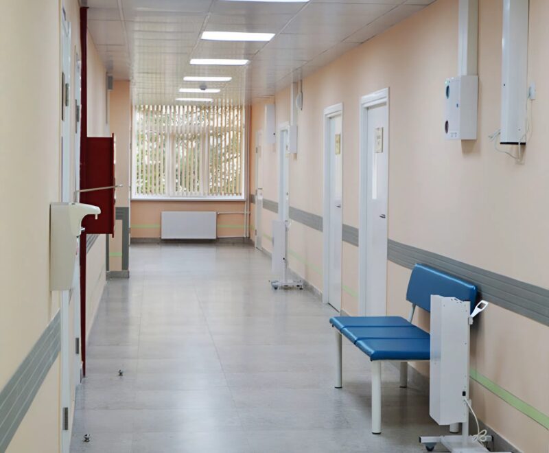 Οι γιατροί αποφάσισαν να αποσυνδέσουν τη γυναίκα από τα μηχανήματα υποστήριξης της ζωής: ο άντρας της έσκυψε για να την αποχαιρετήσει, αλλά τότε πρόσεξε κάτι τρομακτικό