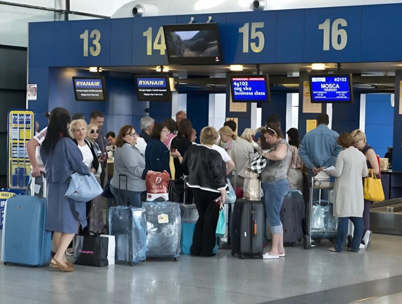 Στο αεροδρόμιο ο γιος μου άρχισε να μου φωνάζει και δήλωσε ότι δεν σκοπεύει να πληρώσει το εισιτήριό μου· είχα ήδη συμβιβαστεί με την ιδέα ότι θα μείνω μόνη μου σε μια ξένη χώρα, μέχρι που συνέβη κάτι απρόσμενο