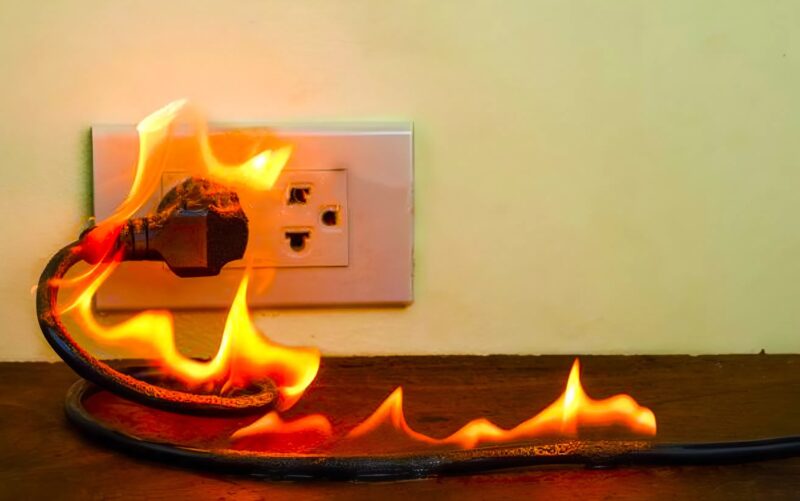 Το πρωί μύρισα μια περίεργη μυρωδιά καμένου από το παιδικό δωμάτιο· αφού είδα ξανά τις καταγραφές από τις κάμερες, κατάλαβα ότι η πρίζα δίπλα στην κούνια είχε πάρει φωτιά, και το παιδί μου σώθηκε μόνο χάρη σε αυτό που συνέβη μετά…