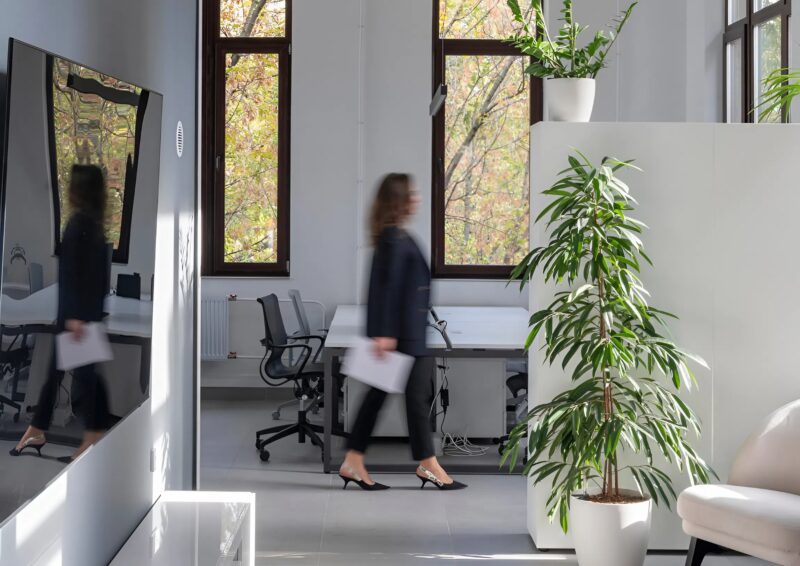 Η μικρή κόρη μιας καθαρίστριας συγκρούστηκε κατά λάθος στο γραφείο με τον γενικό διευθυντή και ξαφνικά είπε: «Θέλετε να μάθετε ένα μυστικό;»