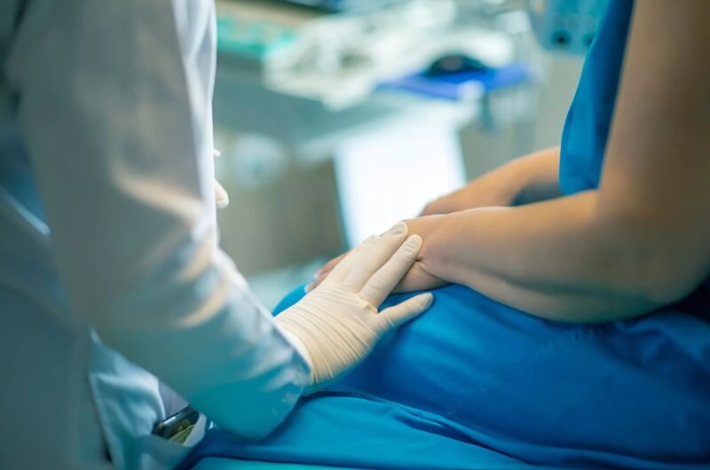 Μετά την κηδεία της μητέρας της, η Άννα πήγε στο νοσοκομείο για να παραλάβει τα πράγματά της· όταν η νοσηλεύτρια της έδωσε τα ρούχα της εκλιπούσας μητέρας, από την τσέπη της ρόμπας έπεσε ξαφνικά ένα σημείωμα