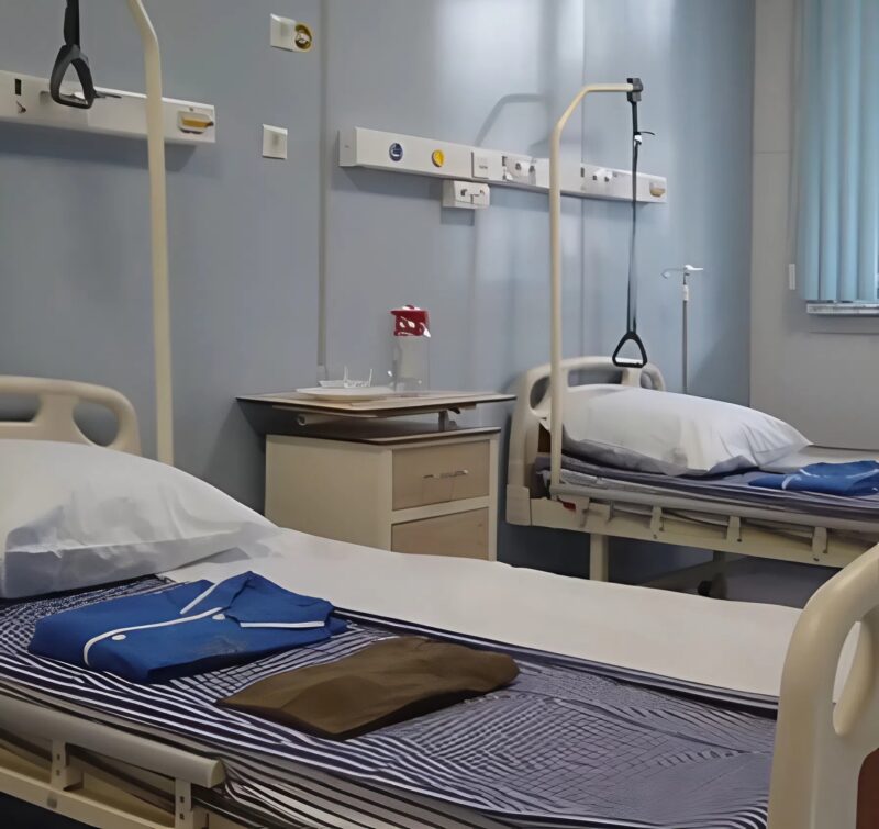 Μετά την κηδεία της μητέρας της, η Άννα πήγε στο νοσοκομείο για να παραλάβει τα πράγματά της· όταν η νοσηλεύτρια της έδωσε τα ρούχα της εκλιπούσας μητέρας, από την τσέπη της ρόμπας έπεσε ξαφνικά ένα σημείωμα