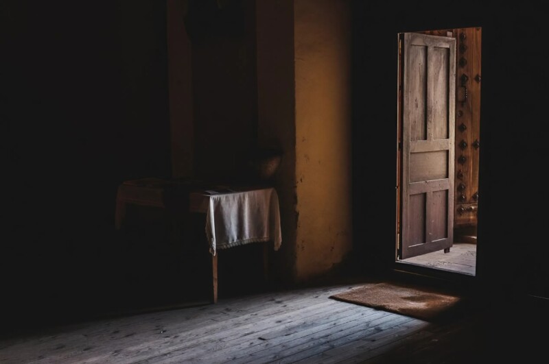 «Μπαμπά, η μαμά φωνάζει πίσω από την πόρτα, πονάει;» — έγραψε ο εξάχρονος γιος στον πατέρα του, όταν εκείνος βρισκόταν σε επαγγελματικό ταξίδι: ο πατέρας του ζήτησε να φέρει το τηλέφωνο κοντά στην πόρτα και, λίγα δευτερόλεπτα αργότερα, κάλεσε την αστυνομία